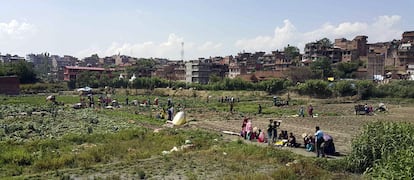 Residents de Bhaktapur (Nepal) es concentren en un descampat després del terratrèmol, el 12 de maig del 2015.