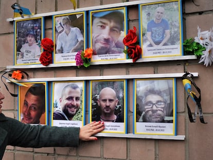 Los vecinos de Bucha recordaban el sábado a los ocho asesinados hace un año en el 144 de la calle Yablonska.