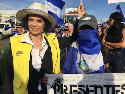 Bianca Jagger participa en una manifestación en Nicaragua en 2018 con chaleco de Amnistía Internacional México.