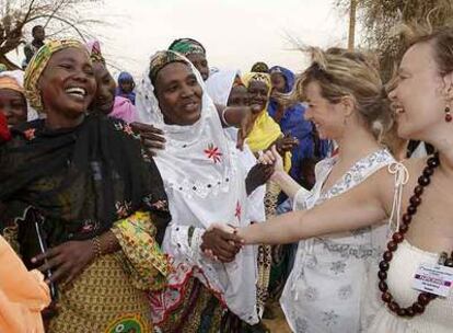 La ministra Bibiana Aido y la secretaria de Estado Leire Pajín saludan a un grupo de nigerianas.