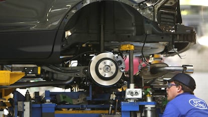 Un trabajador en la planta Ford de Almussafes (Valencia).