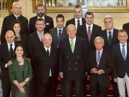 En primera fila, de izquierda a derecha, Elena y Juan Mari Arzak, don Juan Carlos, Rafael Ansón, José Polo y Mario Sandoval. Detrás, Toño Pérez, Eva Alonso, Andoni Luis Aduriz, Óscar Velasco, Josep Roca, Pedro Larumbe e Iñaki Moya. Arriba, Miguel Arias, Miguel Laredo y Eric Oliu.