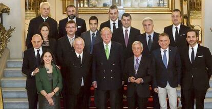 En primera fila, de izquierda a derecha, Elena y Juan Mari Arzak, don Juan Carlos, Rafael Ansón, José Polo y Mario Sandoval. Detrás, Toño Pérez, Eva Alonso, Andoni Luis Aduriz, Óscar Velasco, Josep Roca, Pedro Larumbe e Iñaki Moya. Arriba, Miguel Arias, Miguel Laredo y Eric Oliu.