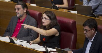 Los diputados de Compromís Juan Ignacio Ponce, Mònica Oltra y Enric Morera, durante el debate.