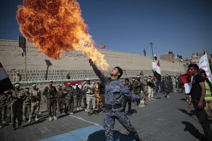 Un combatiente houthi muestra sus habilidades durante un desfile dirigido a movilizar más voluntarios para los frentes de batalla para luchar contra las fuerzas gubernamentales, en Saná (Yemen).