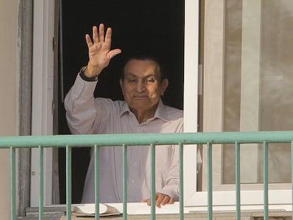 Hosni Mubarak saluda desde el Hospital donde ha pasado larga parte de su detención.