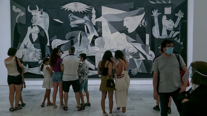 Los primeros visitantes del 'Guernica' tras la crisis sanitaria. El Reina Sofía, El Prado y el Thyssen han reabierto este sábado.