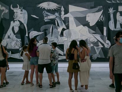 Los primeros visitantes del 'Guernica' tras la crisis sanitaria. El Reina Sofía, El Prado y el Thyssen han reabierto este sábado.