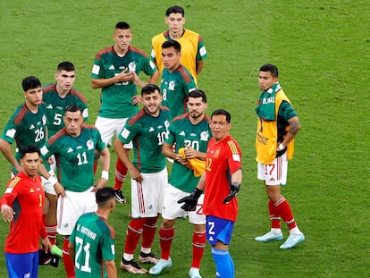 Los jugadores de México tras perder contra Argentina, en el estadio Lusail, este domingo.