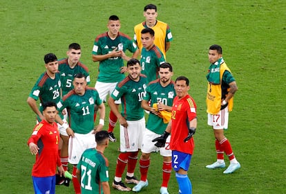 Los jugadores de México tras perder contra Argentina, en el estadio Lusail, este domingo.
