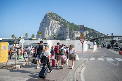 Varias personas en la aduana entre España y Gibraltar, este miércoles.