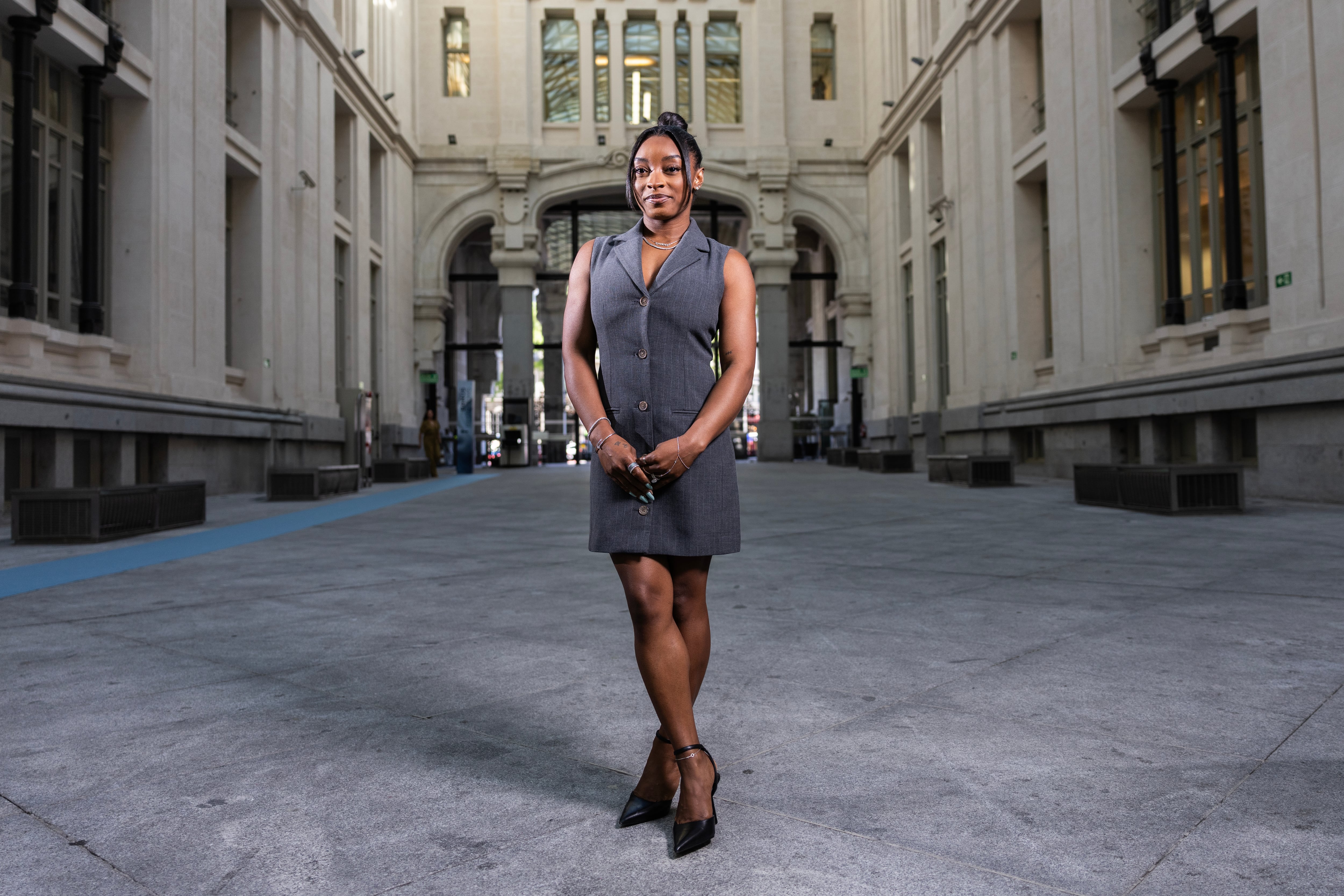 Simone Biles, bajo los acristalados techos del Palacio de Cibeles.