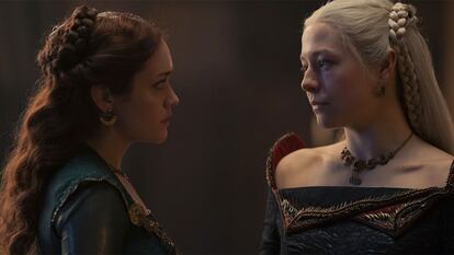 Olivia Cooke (izquierda) y Emma D'Arcy, las dos protagonistas de 'La casa del dragón'.