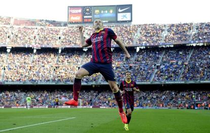 Iniesta celebra su gol frente a Osasuna.