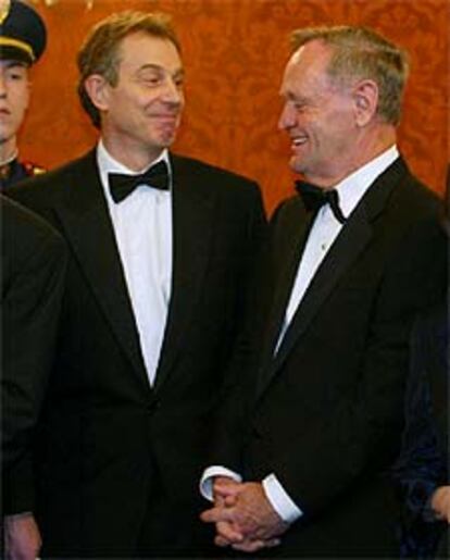 Tony Blair charla con el canadiense Jean Chretien anoche en Praga.