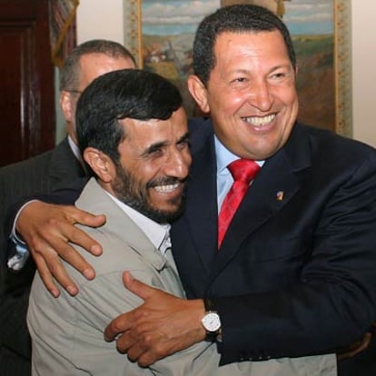 Mahmud Ahmadineyad y Hugo Chávez, ayer en el Palacio Miraflores en Caracas.