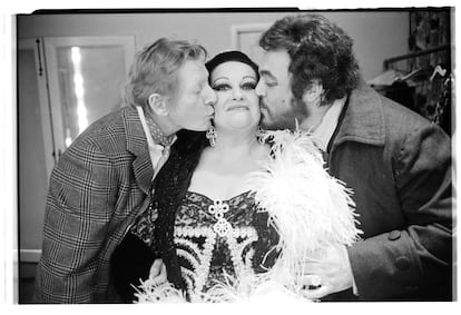 Danny Kaye y Luciano Pavarotti besan a Montserrat Caballé en los camerinos de la Ópera de San Francisco, en 1978.