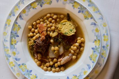 Un plato de cocido lebaniego completo en el Hotel del Oso.