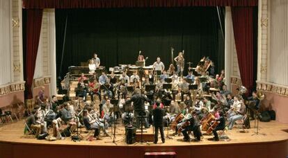 La banda La Artística en un momento de la grabación del nuevo himno de La Alegría