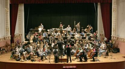 La banda La Art&iacute;stica en un momento de la grabaci&oacute;n del nuevo himno de La Alegr&iacute;a