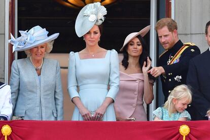 Meghan Markle debutó en el balcón de palacio en el Trooping the Colour que homenajea cada año a Isabel II. En la imagen, con Enrique de Inglaterra, la duquesa de Cornualles y Kate Middleton.