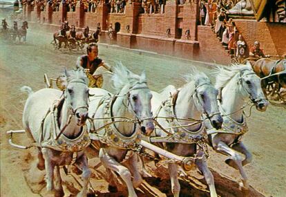 'Ben-Hur' (1959) de William Wyler. El cine de romanos alcanzaba su cenit, Gore Vidal como guionista ponía doble lectura a las relaciones entre el judío Ben-Hur (Charlton Heston) y el romano Mesala (Stephen Boyd) sin que la censura se enterara y el cinemascope brillaba en toda su explendor con la televisión pisándole los talones.