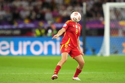 Mariona Caldentey controla el balón.