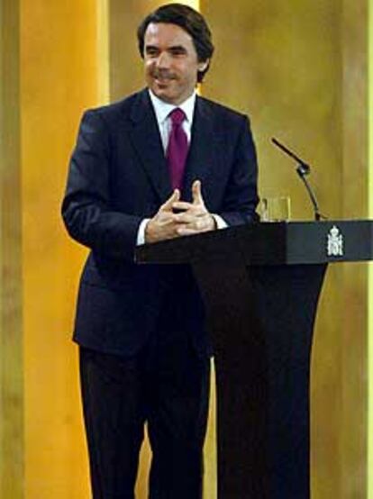 José María Aznar, ayer, en la rueda de prensa de La Moncloa.
/ ULY MARTÍN