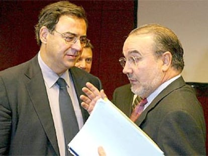 Pedro Solbes conversa con el ministro griego de finanzas, Nikolaos Christodoulakis.
/ EPA