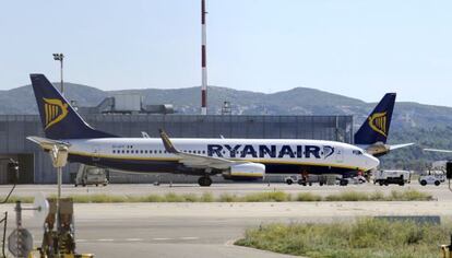 Una avi&oacute;n de Ryanair en el aeropuerto de Marseille-Provence
 