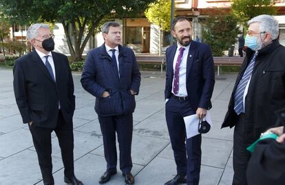 Emiliano López Atxurra, José Antonio Santano, Denis Itxaso y Florencio Domínguez, de izquierda a derecha, antes del acto por las víctimas celebrado en Irún (Gipuzkoa).