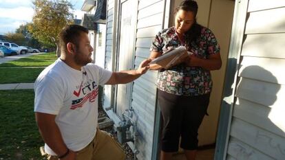 Un voluntario convenciendo a la gente de ir a votar en Aurora, Colorado.