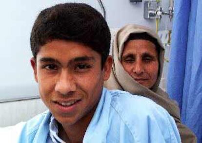 Qadeer Momen, junto a su madre, en el hospital de Bellvitge, donde ha sido operado.