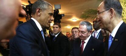 Fotografía cedida por Presidencia de Panamá del presidente de EE UU, Barack Obama (i) saludando su homólogo cubano, Raúl Castro,