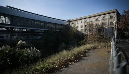 Els terrenys on s'ha de construir la biblioteca, al costat de l'estació de França.