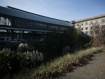 Els terrenys on s'ha de construir la biblioteca, al costat de l'estació de França.