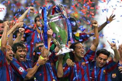 Los jugadores del Barcelona celebran el título con la Copa en las manos.