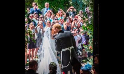 El nuevo matrimonio se besa a las puertas de la capilla.