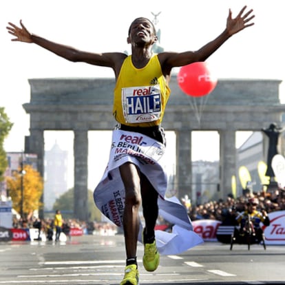 Gebrselassie bate el récord mundial de maratón en 2008.