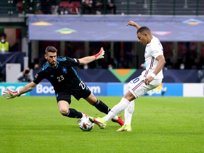 Kylian Mbappé frente a Unai Simón durante la final de la Liga de las Naciones, en 2021.