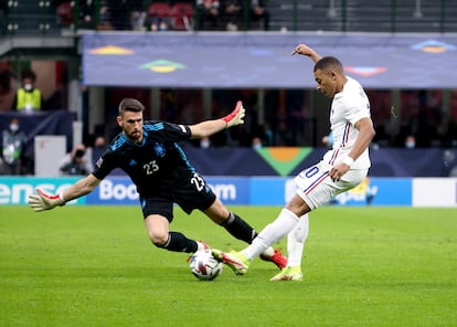 Kylian Mbappe supera a Unai Simón en el gol que supuso el triunfo de Francia en la Liga de las Naciones