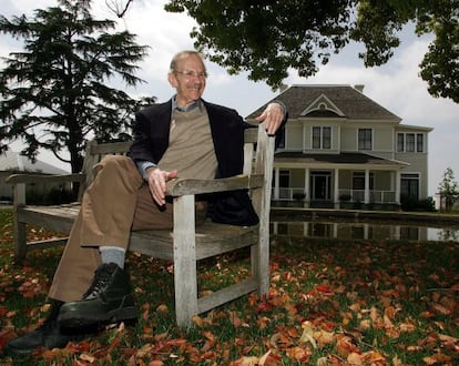 Philip Levine, ante el centro San Joaqu&iacute;n River, en Fresno, California. 