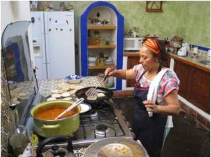 Estela Silva, en la cocina de su casa de Tlaxcala (México), en la que imparte cursos de cocina casera.