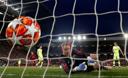 Ter Stegen observa la pelota en su portería en el tercer gol del Liverpool.