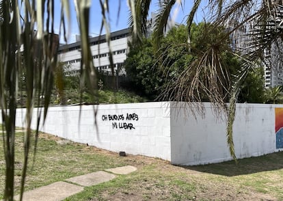 Un muro en el que se puede leer "Oh Buenos Aires mi lugar".