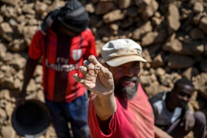 Álvaro Falquina, arqueólogo, muestra a la cámara un pequeño objeto, probablemente un anillo, encontrado durante la excavación de uno de los túmulos en marzo de 2022.