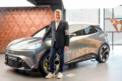 El presidente de Seat y Cupra, Wayne Griffiths, junto al Cupra UrbanRebel.