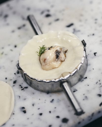 Ravioli de ostra elaborado por Hervé Mousset en el restaurante de mariscos Côté Mer, en Cancale.