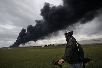 Les primeres trucades alertant sobre l'incendi, que s'ha originat en la part del cementiri de pneumàtics que està a Valdemoro.