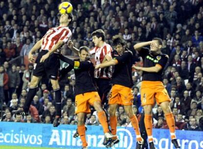 De izquierda a derecha, Javi Martínez, Marchena, De Marcos, Dealbert y Navarro, en un ataque del Athletic, en el partido que enfrentó la pasada jornada a Athletic y Valencia (1-2).